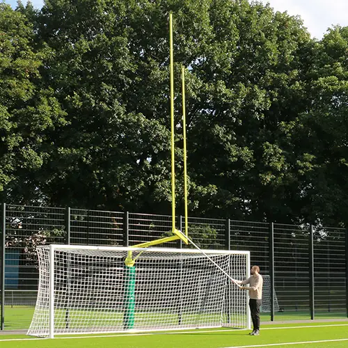 Weißes Fußballtor mit weißem Netz und gelbel Aufsatztor für American Football