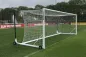 Preview: Ein weißes Fußballtor mit hinteren Spannstangen und Rädern auf Fußballplatz Preview: Ein weißes Fußballtor mit hinteren Spannstangen und Rädern auf Fußballplatz