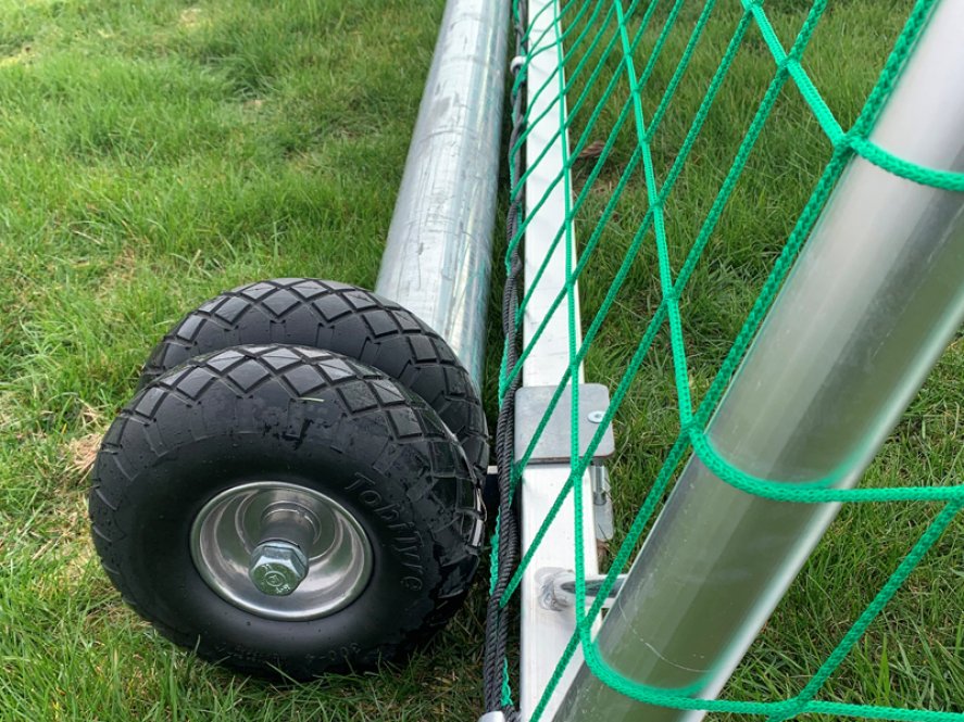 Jugendfußballtor in der Größe 5 x 2m mit befüllbaren Gewichten, Doppelräder