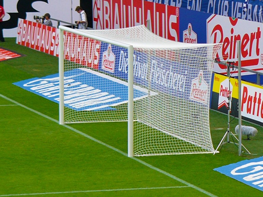Eckverschweißtes Wettkampf-Fußballtor, Typ 1, in Hülsen stehend