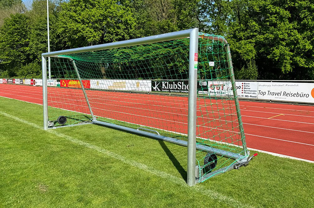 Räder für Fußballtore auf Naturrasen