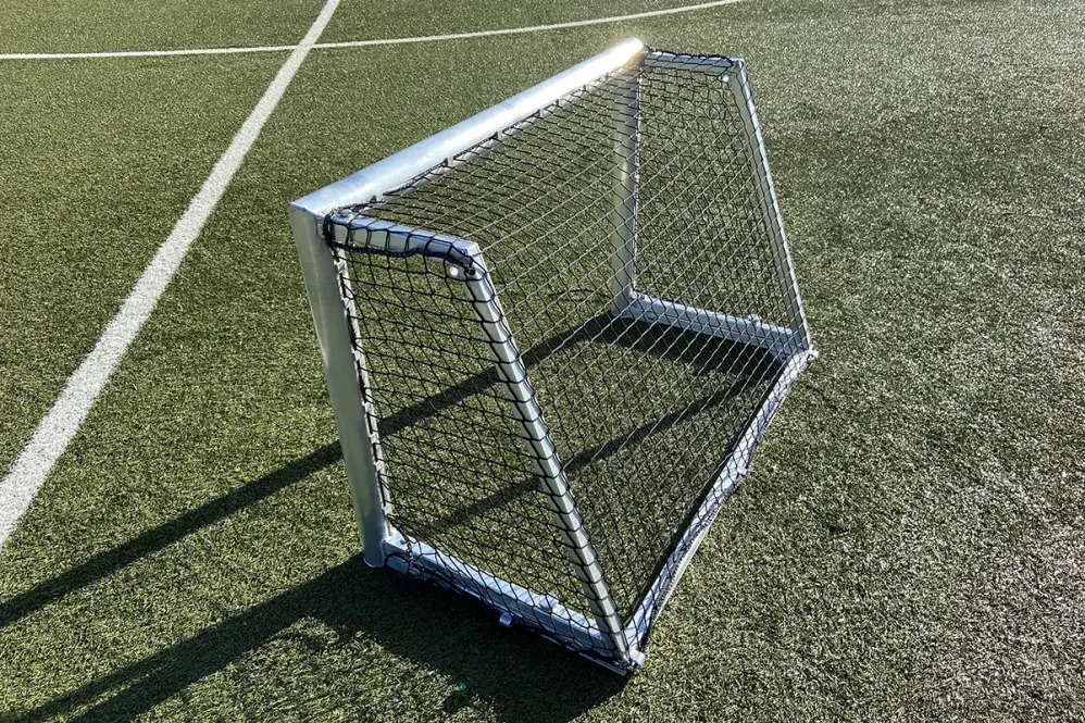 Klappbares Profi-Mini-Fußballtor mit Rundrahmen aus Aluminium, Abbildung geklappt auf Rasen liegend