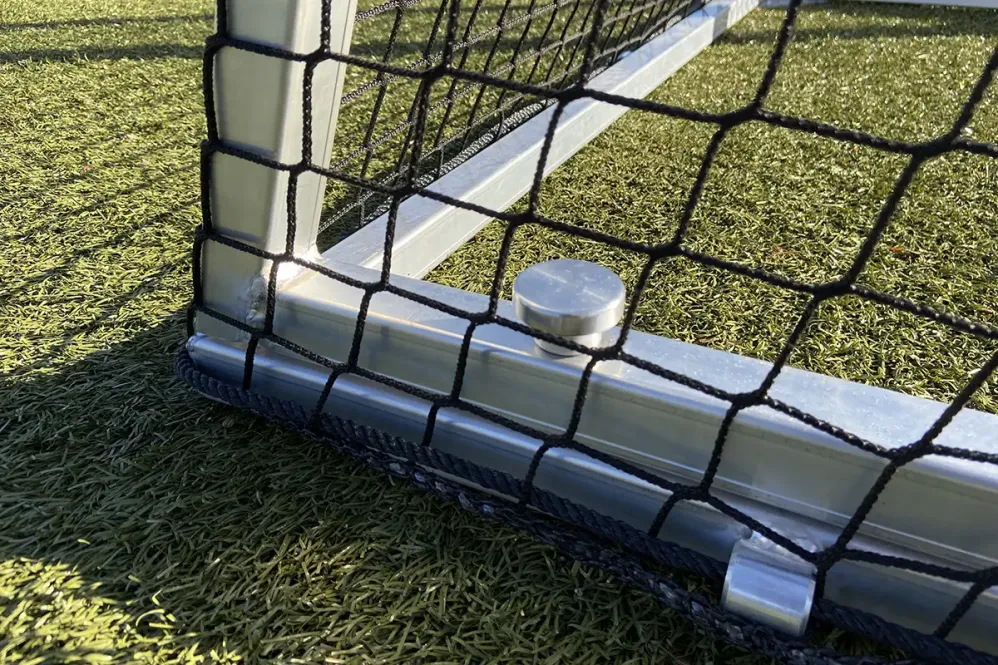 Klappbares Profi-Mini-Fußballtor mit Rundrahmen aus Aluminium, Abbildung geklappt auf Rasen liegend, Detail