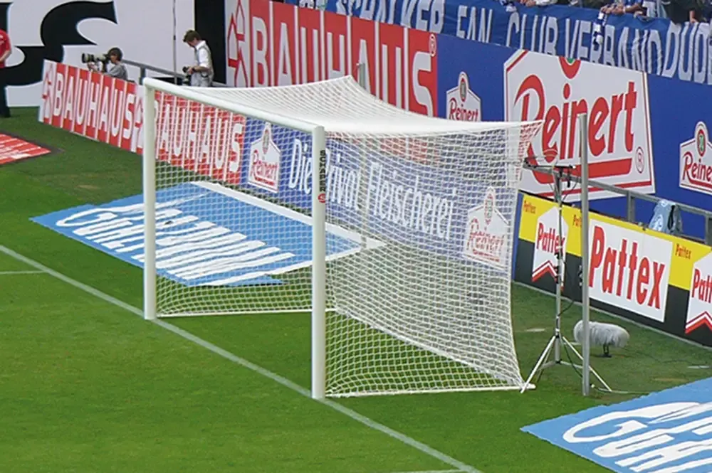Eckverschweißtes Schäper Wettkampf-Fußballtor mit freier Netzaufhängung, Typ 1, in Hülsen stehend, weiß lackiert, im Stadion stehend