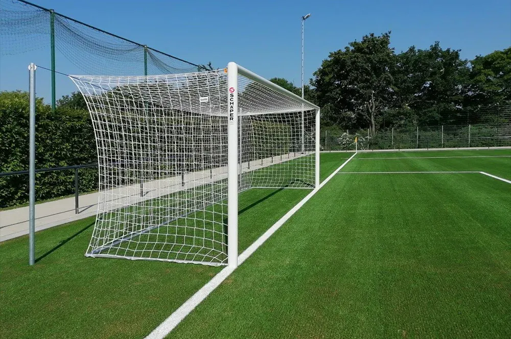 Eckverschweißtes Schäper Wettkampf-Fußballtor mit freier Netzaufhängung, Typ 1, in Hülsen stehend, weiß lackiert