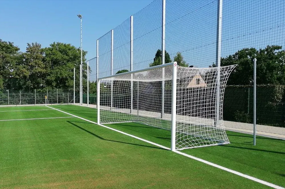 Eckverschweißtes Schäper Wettkampf-Fußballtor mit freier Netzaufhängung, Typ 1, in Hülsen stehend, weiß lackiert