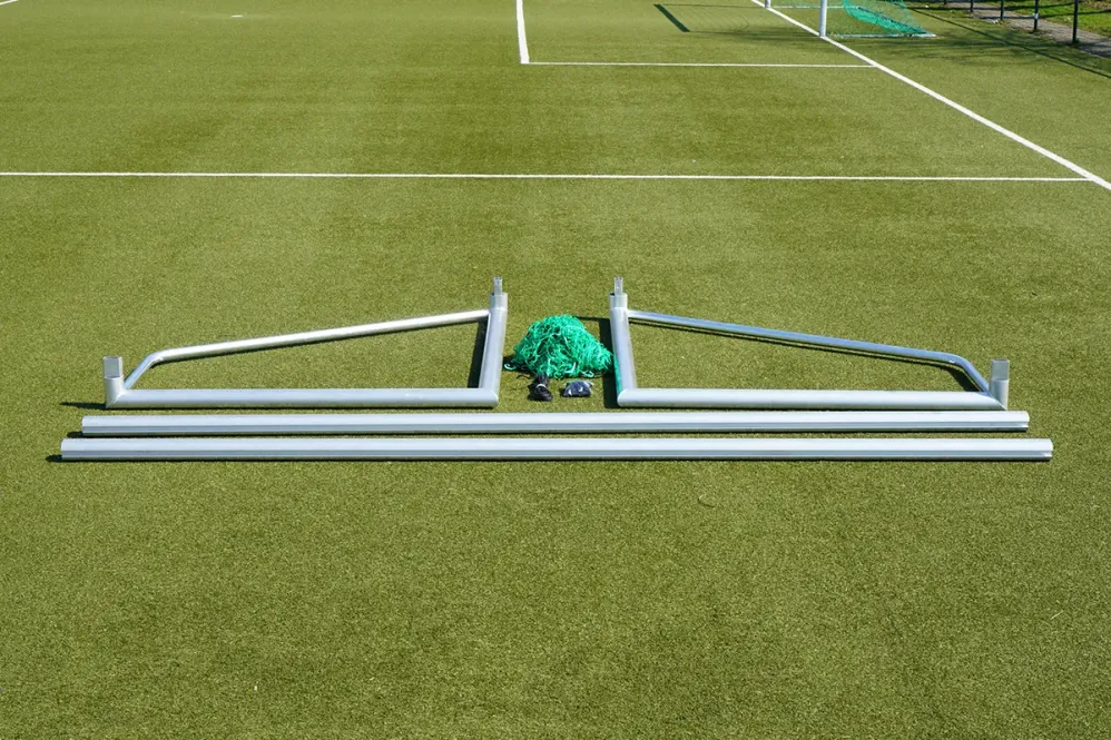 Zerlegtes Kleinfeld-Fußballtor, alle Teile des Sets auf Rasen