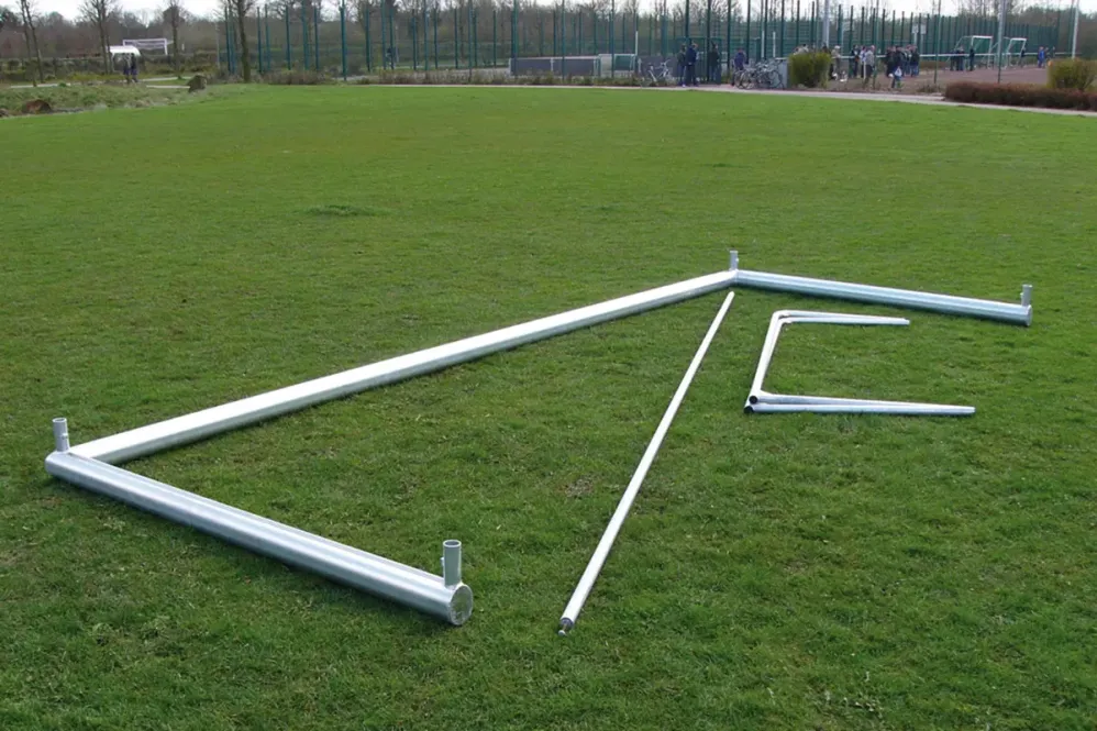 Zerlegtes Jugendfussballtor, Einzelteile des Sets auf Rasen