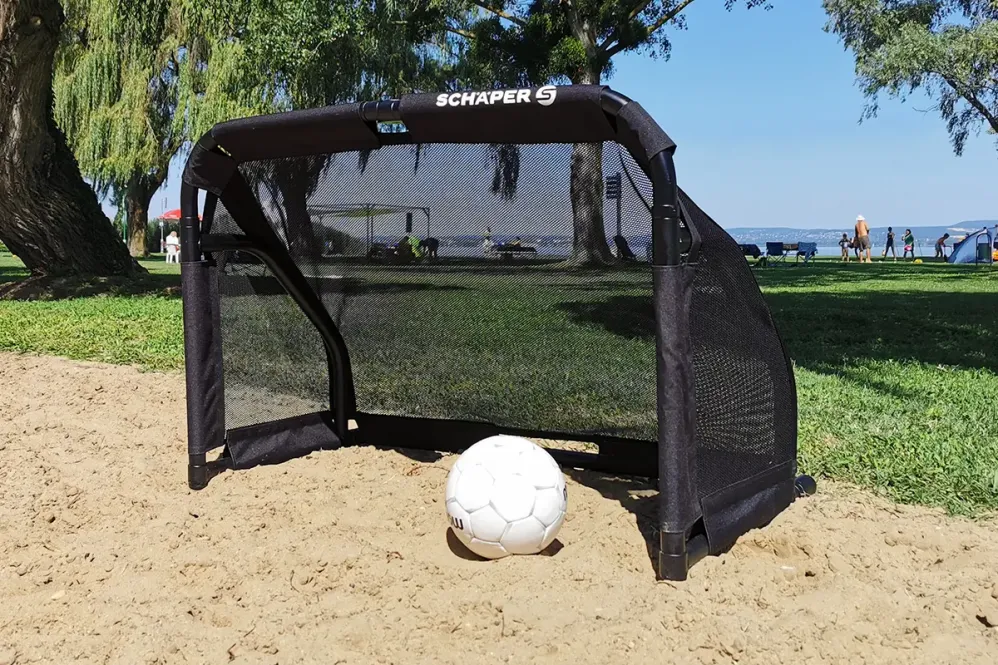 Faltabare Minifußballtore "Mamba" im Sand