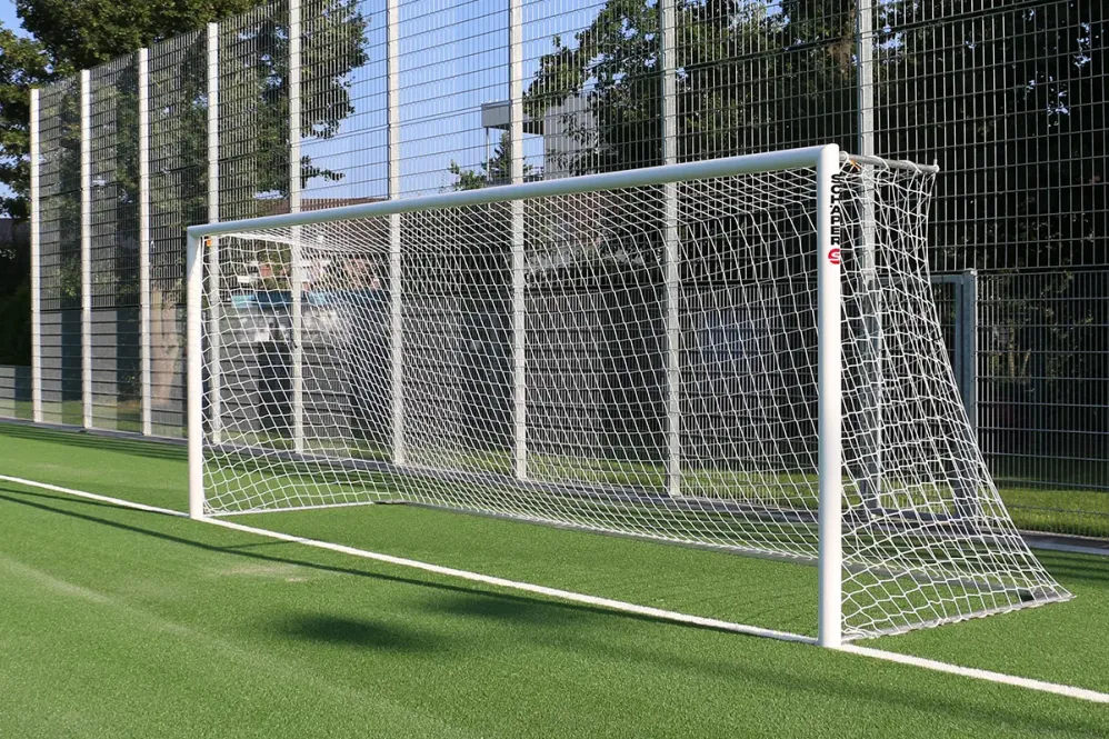 Eckverschweißtes Fußballtor, Typ 2, in Hülsen stehend