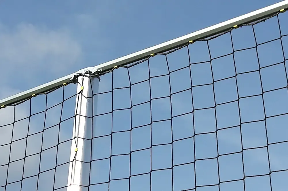 Ballfangfanganlage aus Aluminium auf einem Sportplatz, Detail obere Quertraversen