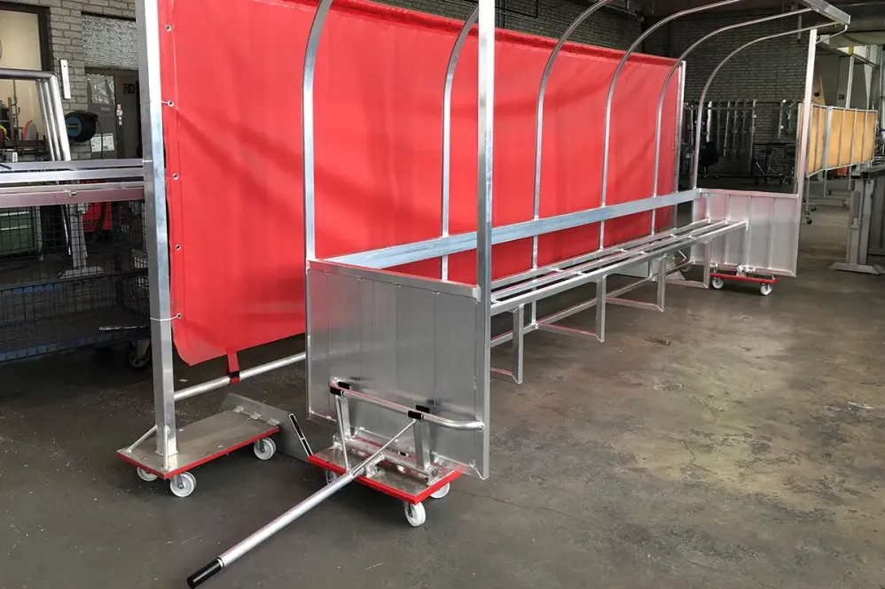 Hubwagen mit Hebelarm für Spielerkabinen, Ansicht mit angehobener Kabine