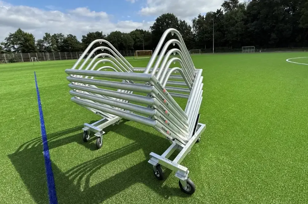 Transportwagen für Minifußballtore, hier auf Sportplatz mit 5 Minitoren