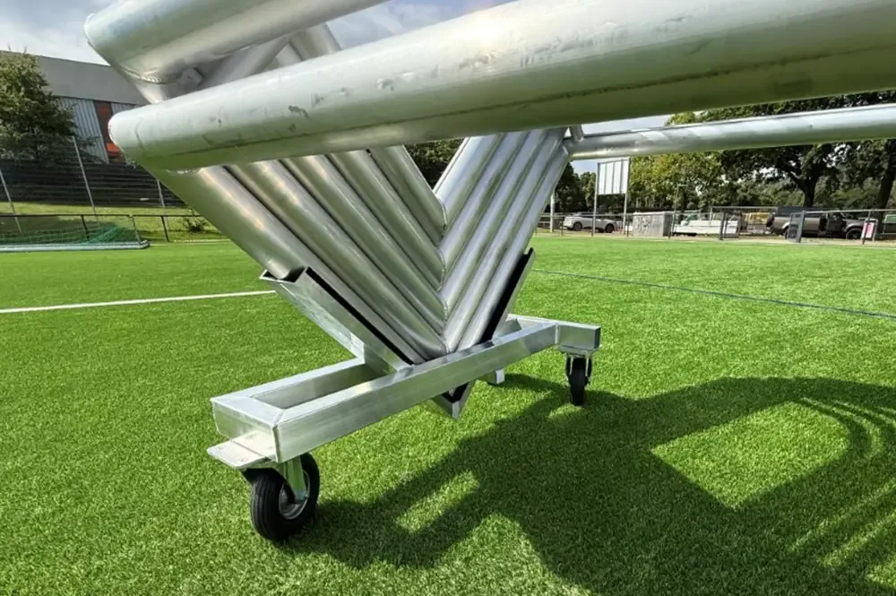 Transportwagen für Minifußballtore, hier auf Sportplatz mit 5 Minitoren, Nahansicht