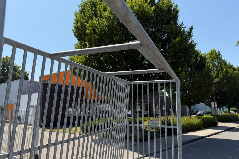 Bolzplatz-Fußballtor "Unbreakable", Stahl mit Basketballaufsatz B-Ware