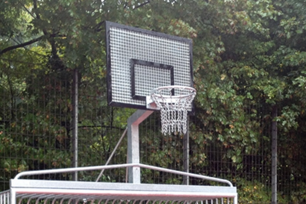 Bolzplatz-Fußballtor "Unbreakable", Stahl mit Basketballaufsatz B-Ware