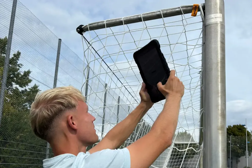 Sportgeräte vor Ort reparieren, schweißen eines Fußballtoes
