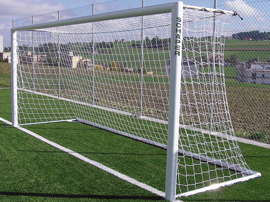 Eckverschweißtes Jugendfußballtor, Typ 2, in Hülsen stehend