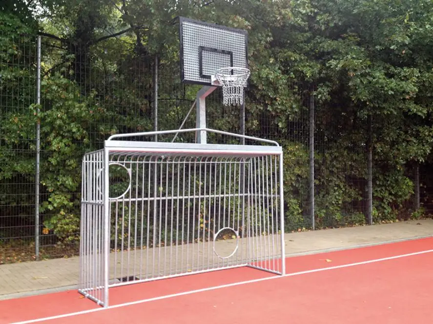 Bolzplatztor Unbreakable Stahl mit Schusswand und Basketballaufsatz