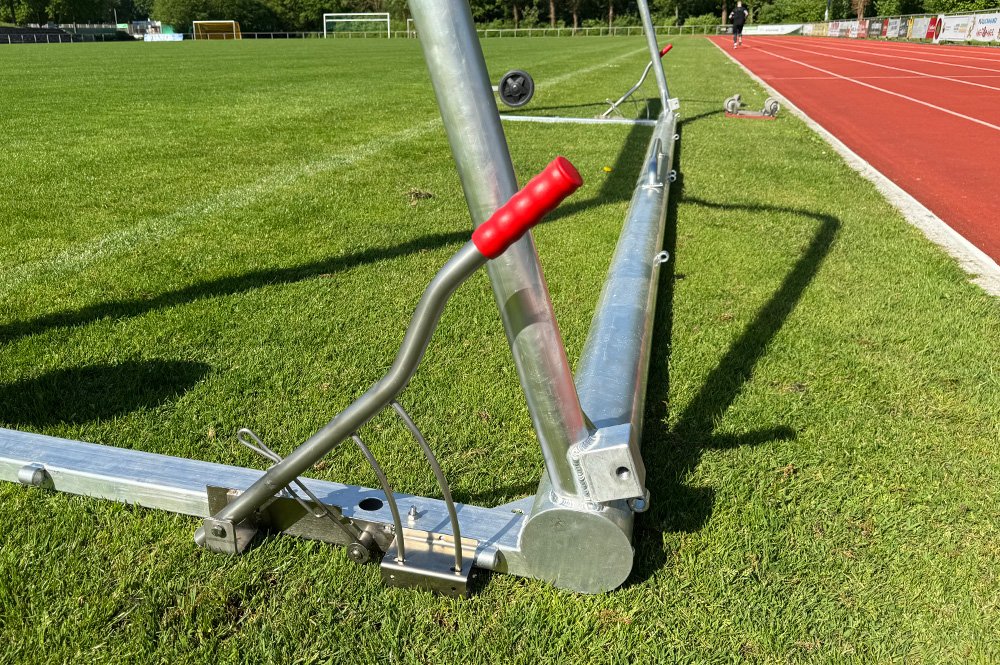 Kippsicherung für Fußballtore auf Naturrasen