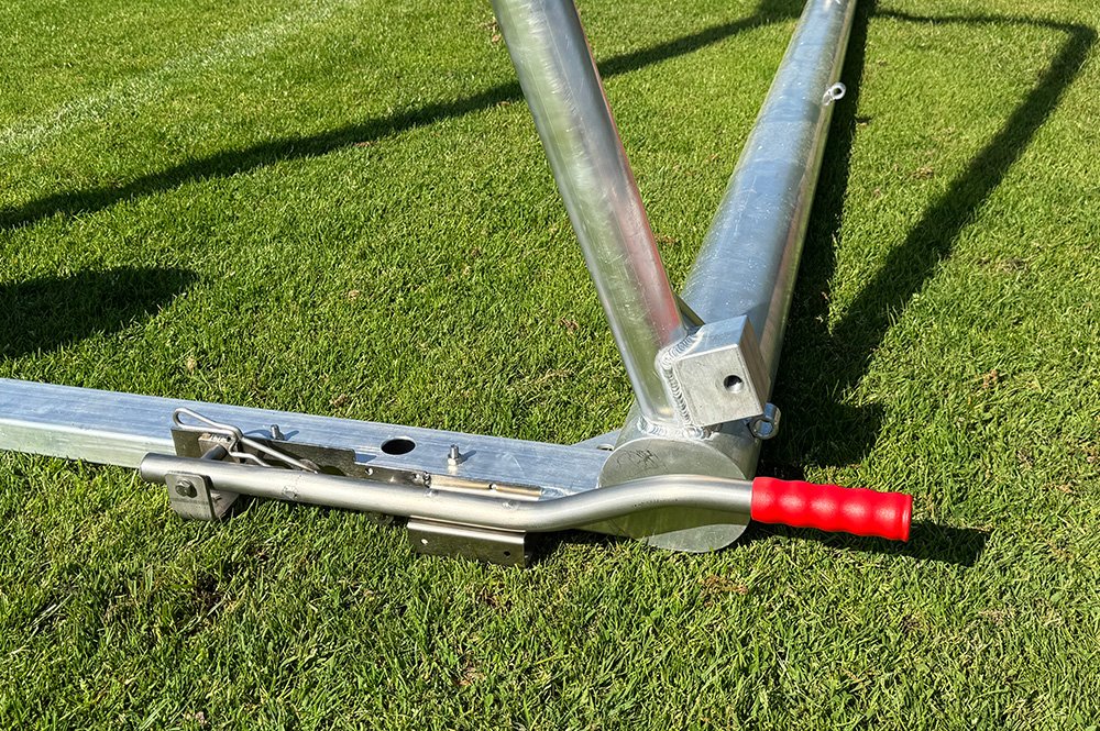 Kippsicherung für Fußballtore auf Naturrasen
