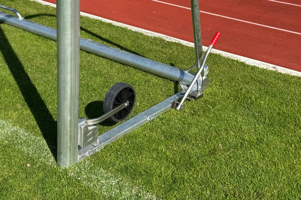 Räder für Fußballtore auf Naturrasen