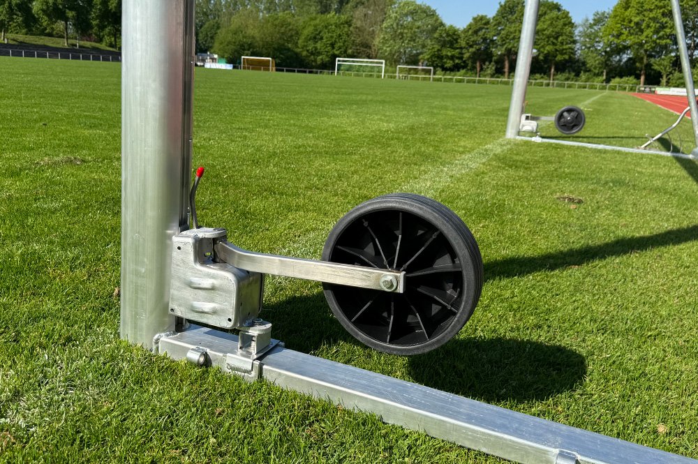 Räder für Fußballtore auf Naturrasen