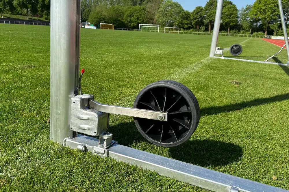 Räder für Fußballtore auf Naturrasen