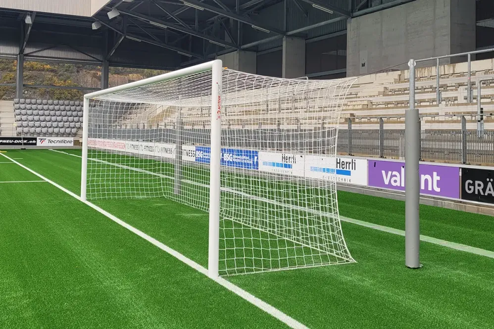 Bodenrahmen „Competition“, Auslage 2,0m, komplett in den Boden integriert.