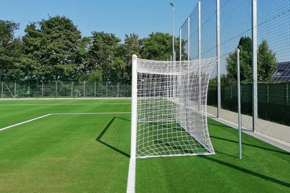 Eckverschweißtes Schäper Wettkampf-Fußballtor mit freier Netzaufhängung, Typ 1, in Hülsen stehend, weiß lackiert, Seitenansicht