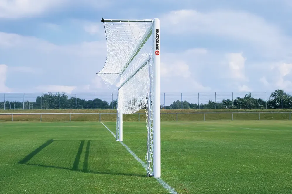 Eckverschweißtes Jugendfußballtor, Typ 2, mit Netzstangen, in Hülsen stehend, Bodenrahmen hochgeklappt Eckverschweißtes Jugendfußballtor, Typ 2, mit Netzstangen, in Hülsen stehend, Bodenrahmen hochgeklappt