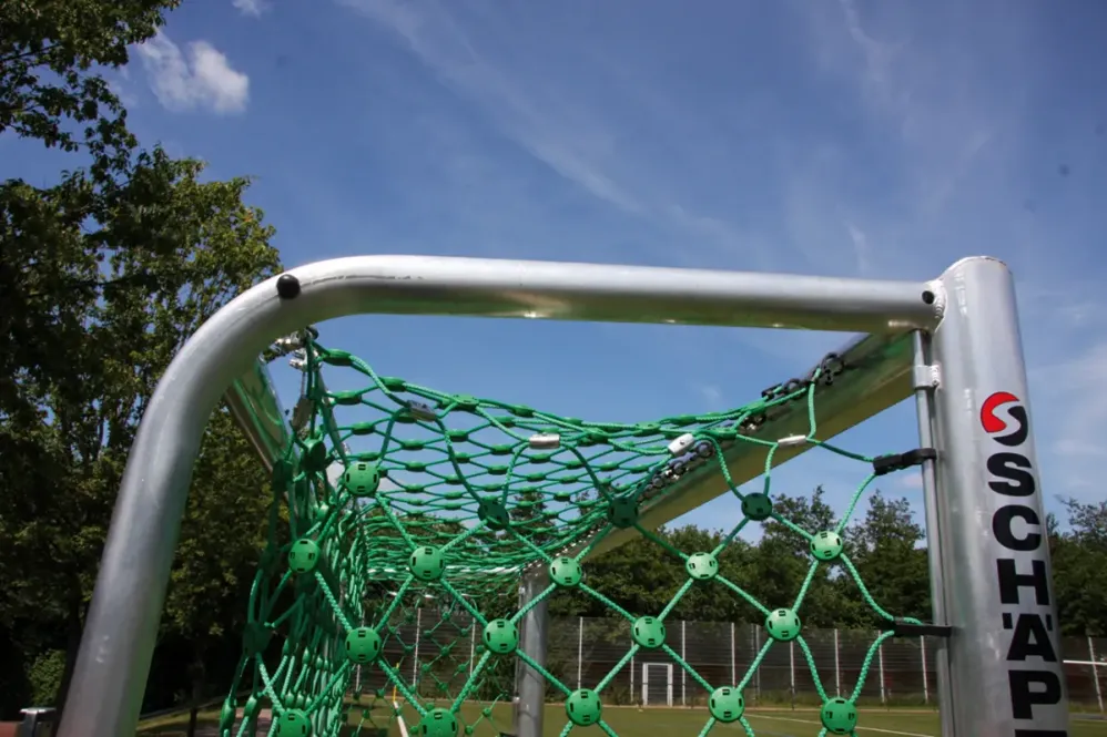 Bolzplatztor „Herkules“ aus Aluminium, Detail freie Netzaufhängung Bolzplatztor „Herkules“ aus Aluminium, Detail freie Netzaufhängung
