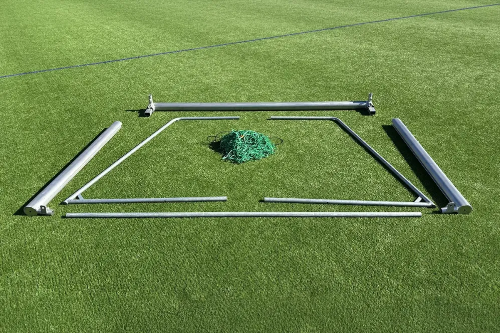 s Kleinfeld-Fußballtor, 6-teilig zerlegt, alle Teile auf Rasen
