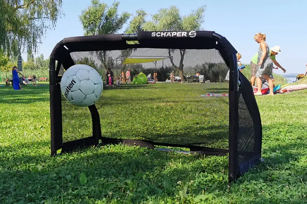 Faltabare Minifußballtore "Mamba" im Park