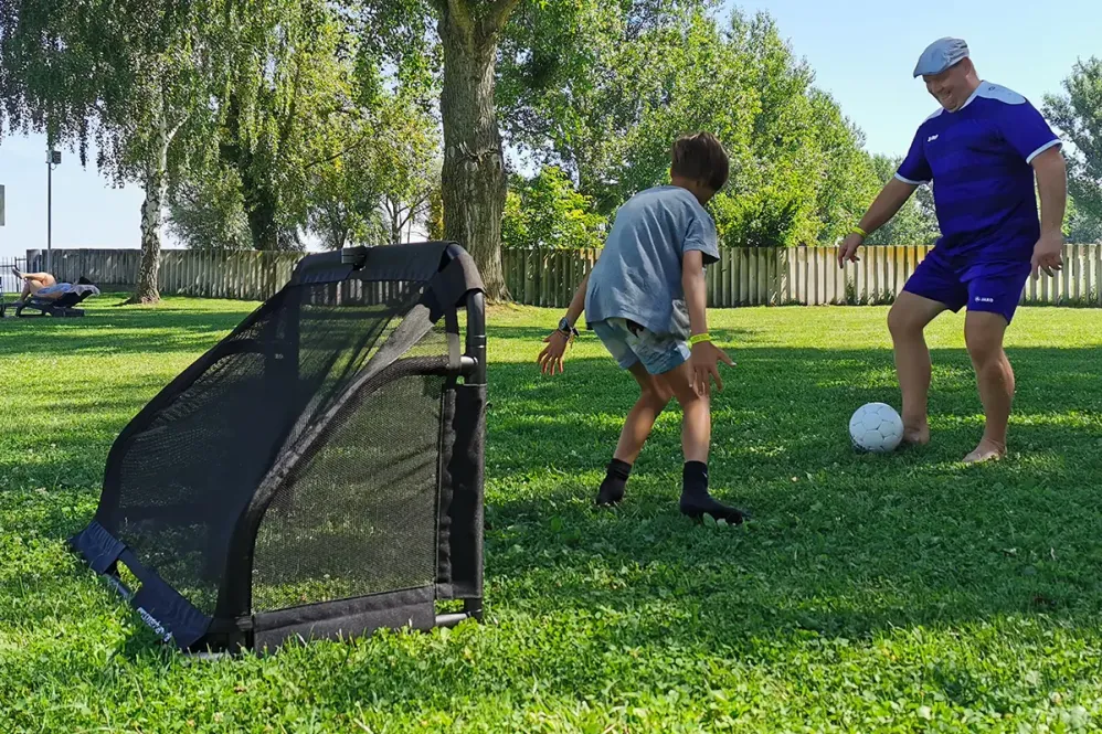 Faltabare Minifußballtore "Mamba" im Park