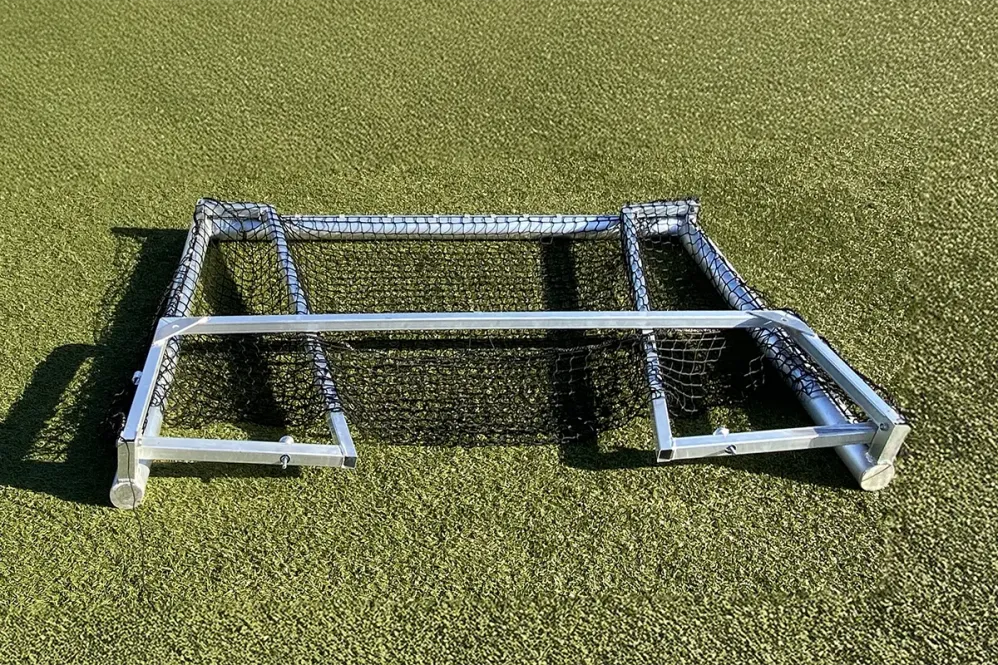Klappbares Profi-Mini-Fußballtor mit Rundrahmen aus Aluminium, Abbildung geklappt auf Rasen liegend Klappbares Profi-Mini-Fußballtor mit Rundrahmen aus Aluminium, Abbildung geklappt auf Rasen liegend