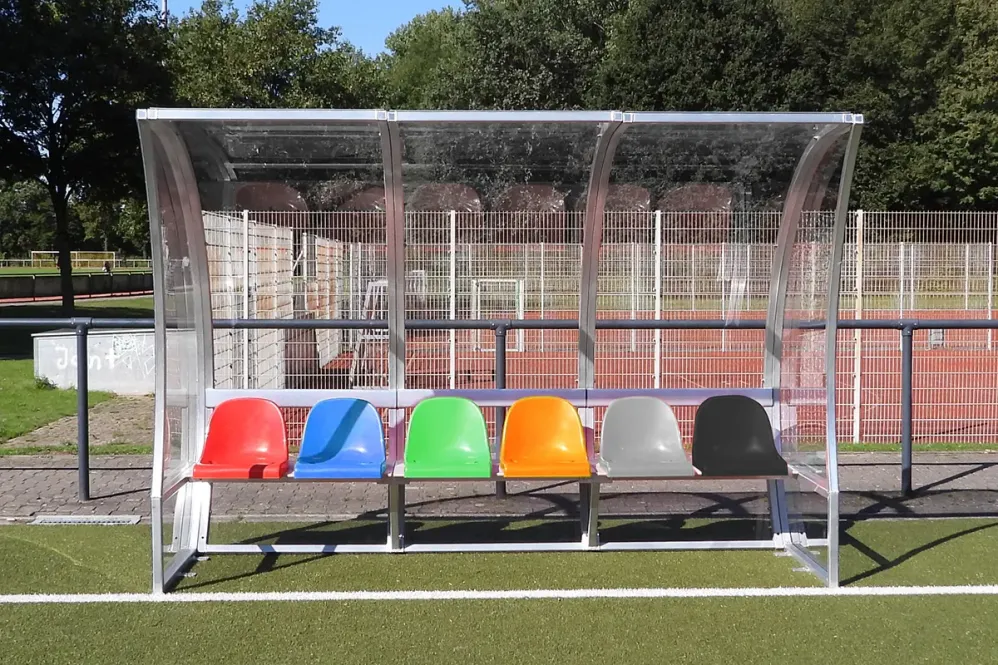 Spielerkabine Modular mit bunten Sitzen Spielerkabine Modular mit bunten Sitzen