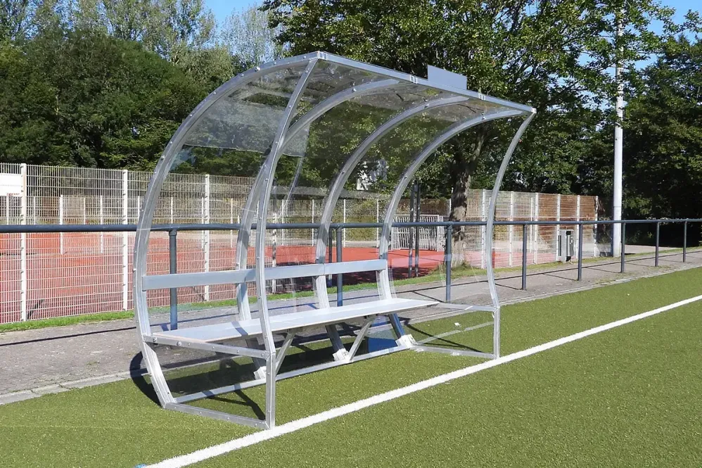 Spielerkabine Modular mit Sitzbank und Blech zur Beschriftung