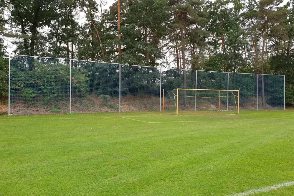 Schäper Ballfangzaun aus Stahl, Komplettset Schäper Ballfangzaun aus Stahl, Komplettset