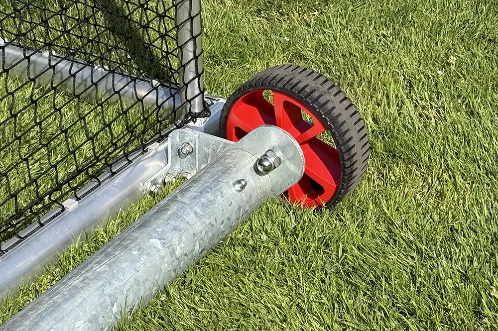 Gewicht aus Stahl für Minitore, befüllt - Detail Besfestigung am Bodenrahmen