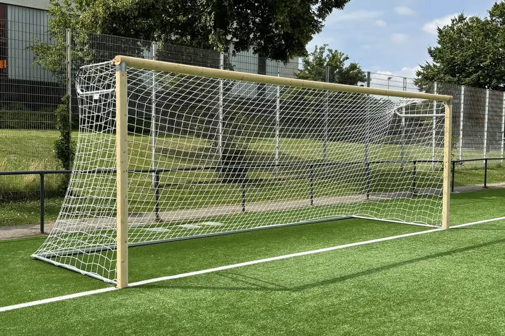 Holz-Fußballtor, Typ 2, in Hülsen stehend auf Fußballplatz Holz-Fußballtor, Typ 2, in Hülsen stehend auf Fußballplatz