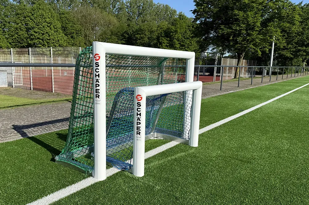 Profi Minifussballtor aus Ovalprofil, weiß pulverbeschichtet, hier 2 Tore auf dem Platz