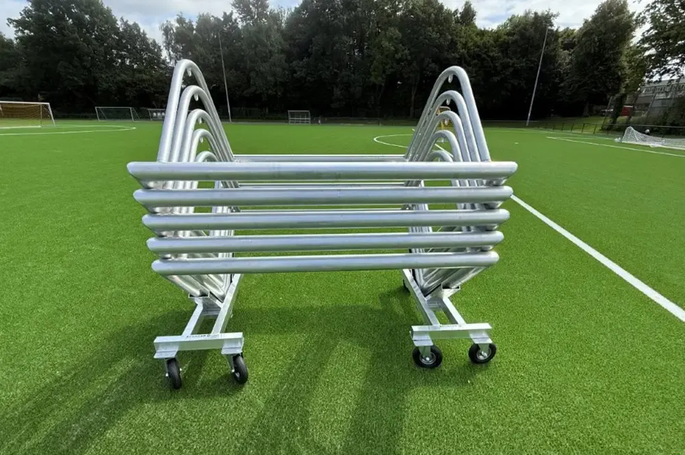 Transportwagen für Minifußballtore, hier auf Sportplatz mit 5 Minitoren, Frontansicht