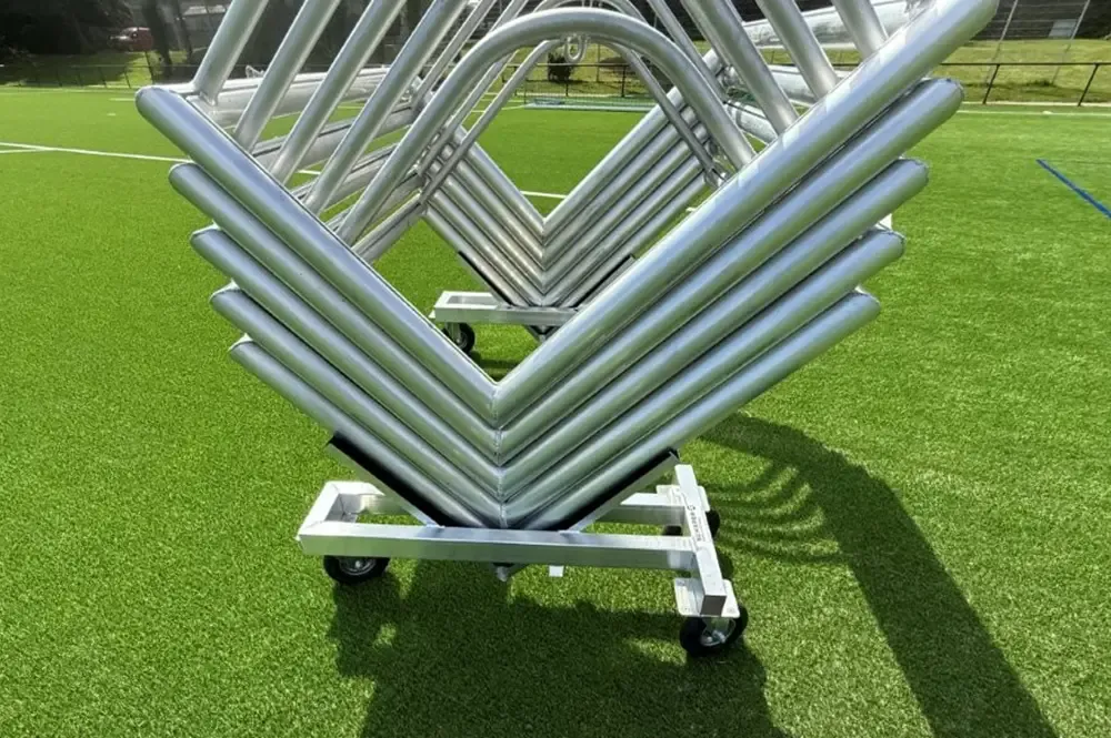 Transportwagen für Minifußballtore, hier auf Sportplatz mit 5 Minitoren, Seitenansicht