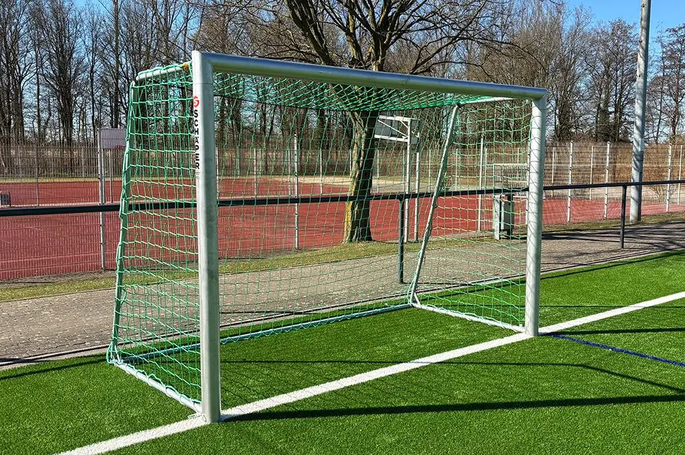Kleinfeld-Fußballtor, Edition: 3 x 2 m, teilverschweißt, auf Fußballplatz Kleinfeld-Fußballtor, Edition: 3 x 2 m, teilverschweißt, auf Fußballplatz
