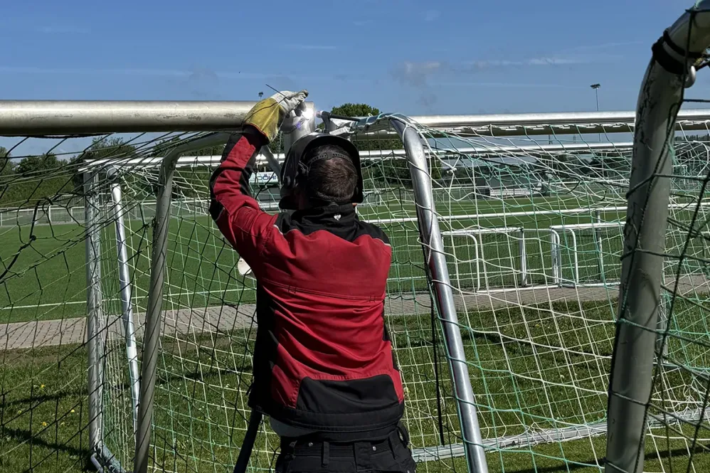 Sportgeräte vor Ort reparieren, schweißen eines Fußballtoes