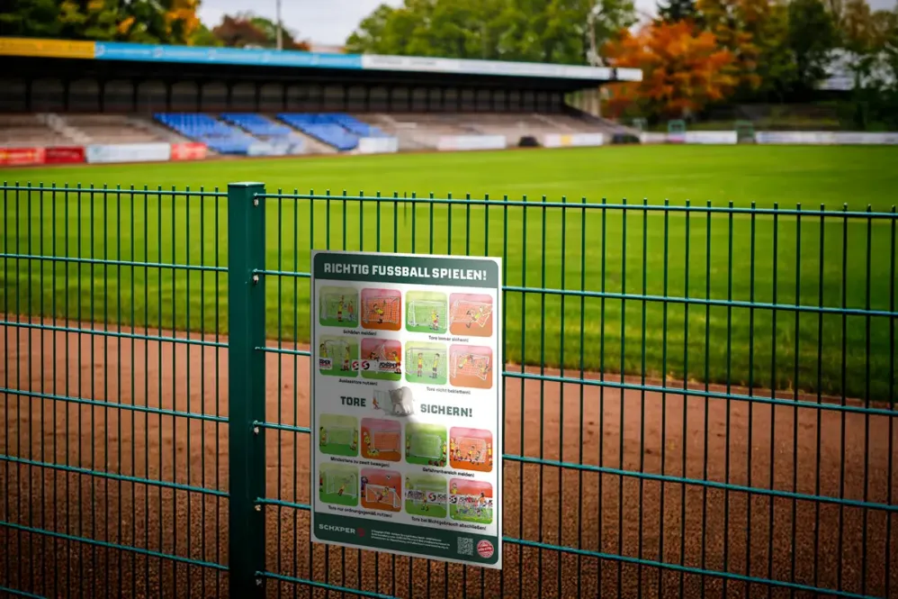 Hinweisschild Richtig Fußball spielen