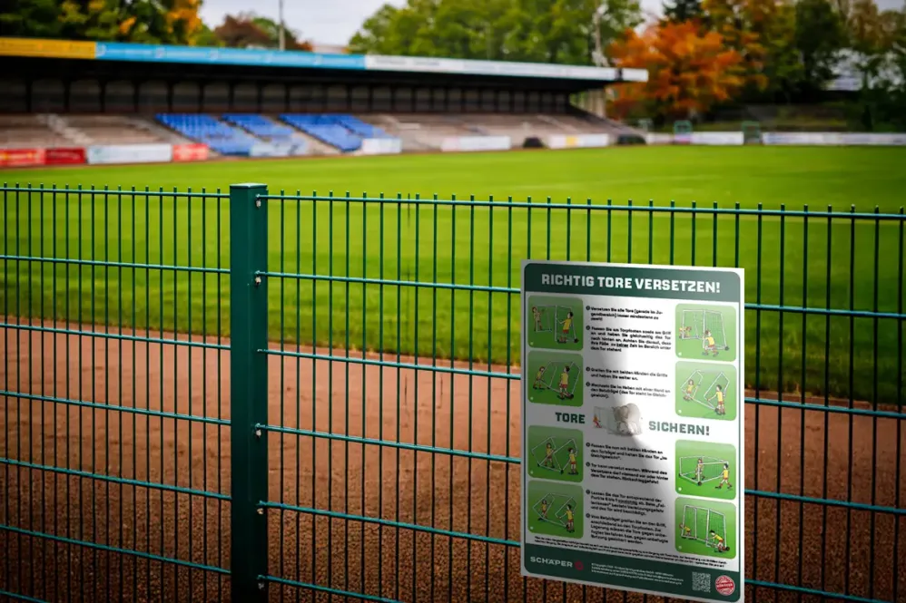 Hinweisschild Tore richtig versetzen