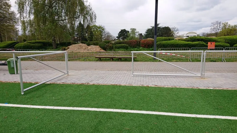 Durchgangstor für Barrieren auf dem Sportplatz