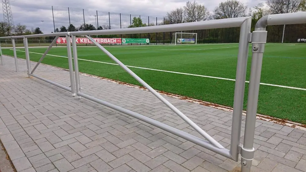 Durchgangstor für Barrieren auf dem Sportplatz